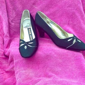 Black lace Helene appels In amazing condition